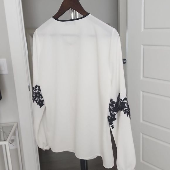 Karl Lagerfeld Blouse with Pearl Buttons and Black Floral Lace size M - Picture 4 of 4